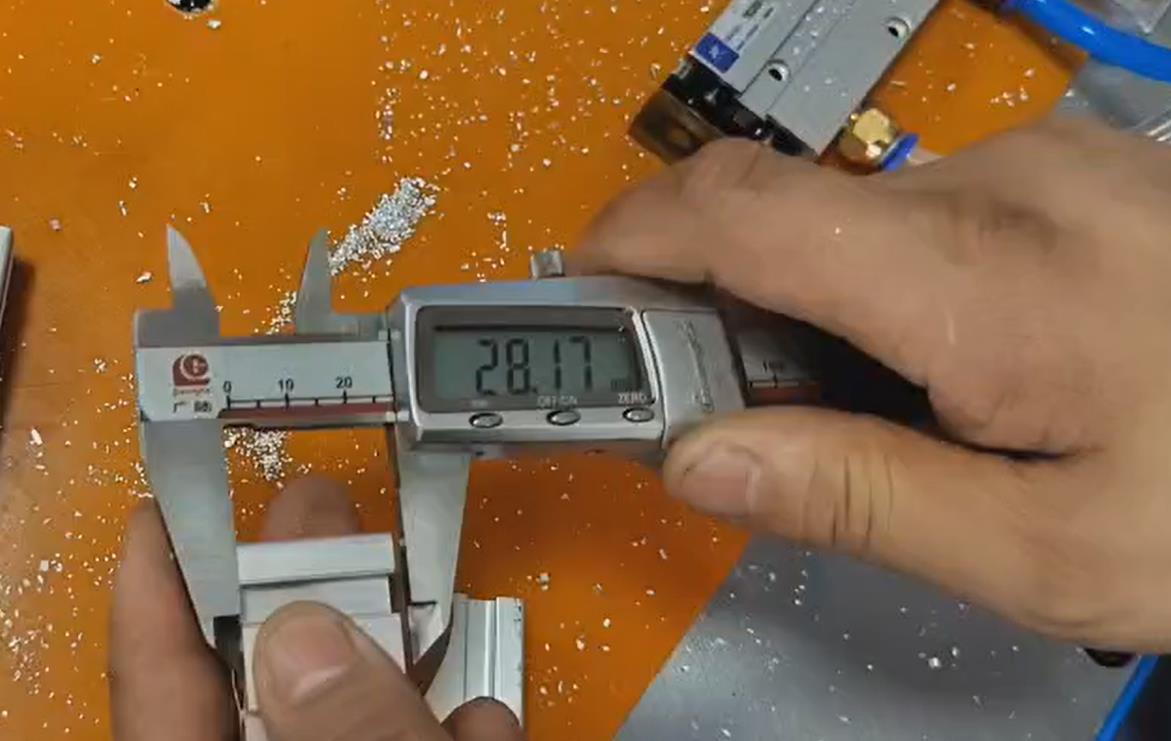 型材切割使用全自動(dòng)切鋁機(jī)為什么還會(huì)有不精準(zhǔn)？